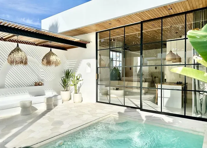 Villa The By The Young